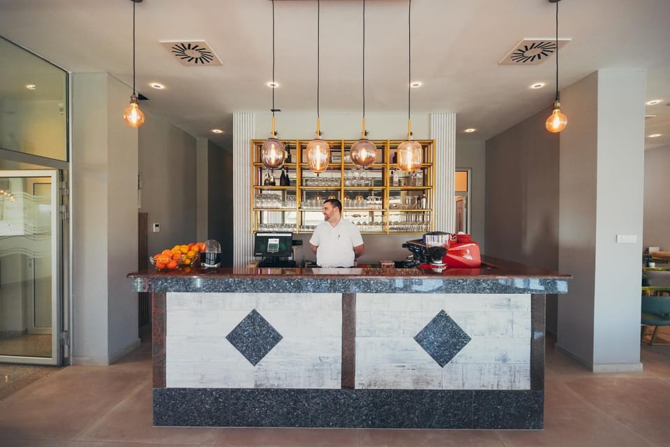 Staff, Lounge or bar, Food and drinks, Food