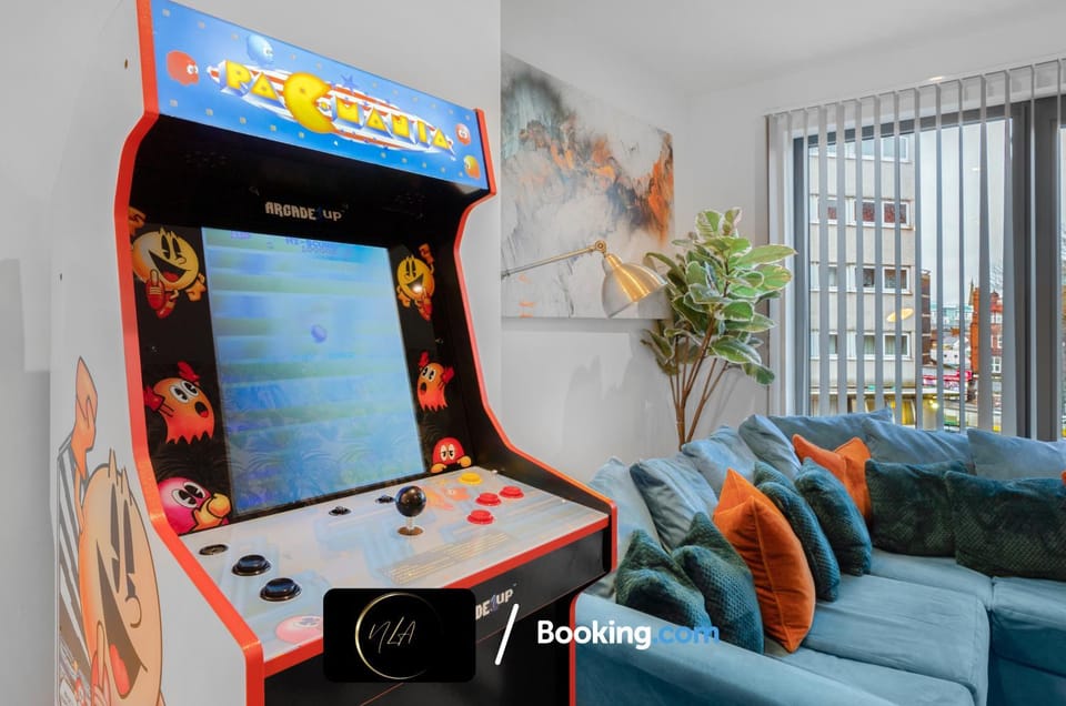 Communal lounge/ TV room, Game Room, Living room, Seating area, Evening entertainment, internet