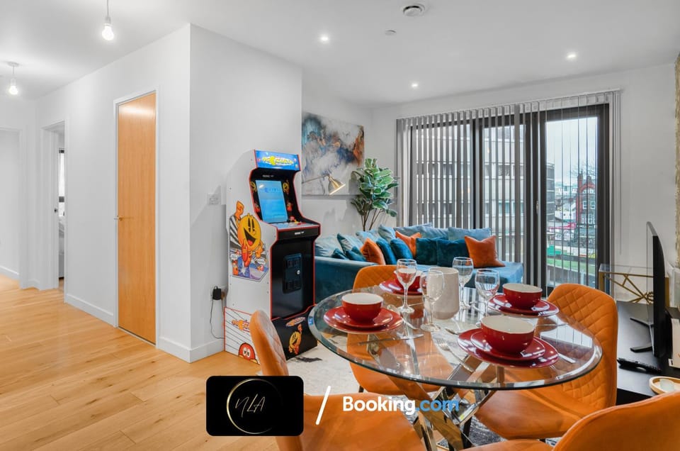 Communal lounge/ TV room, TV and multimedia, Living room, Seating area, Dining area, internet
