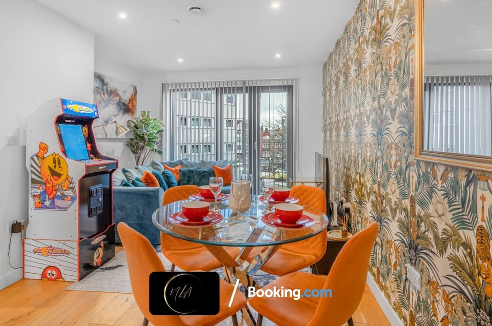 Communal lounge/ TV room, TV and multimedia, Living room, Seating area, Dining area, Evening entertainment, internet