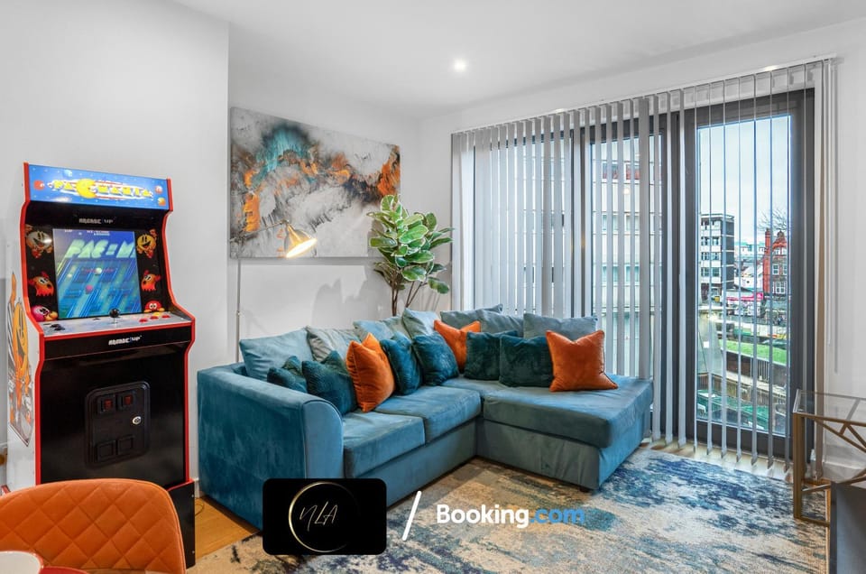 Communal lounge/ TV room, Game Room, TV and multimedia, Living room, Seating area, Evening entertainment