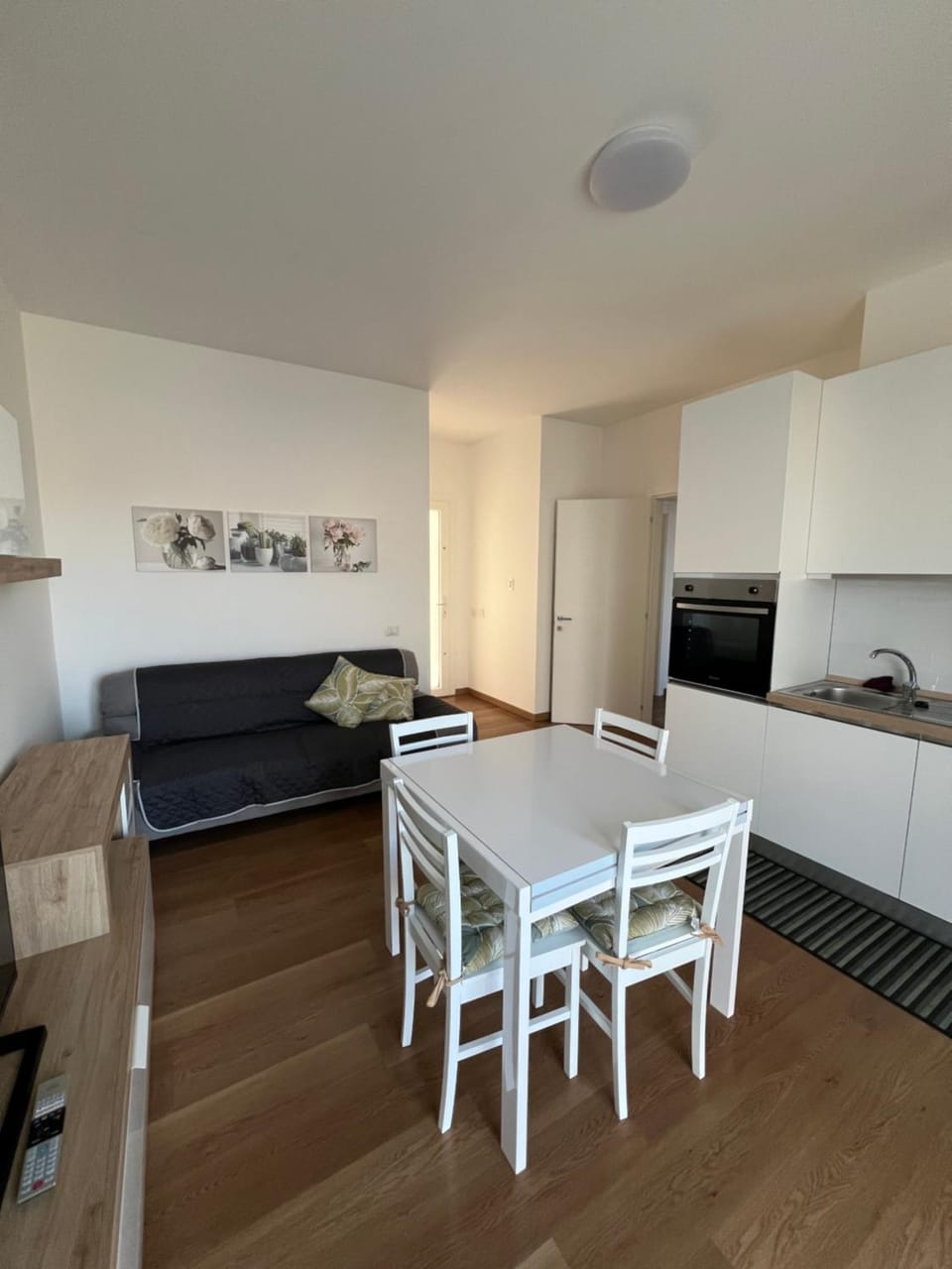 Kitchen or kitchenette, Living room, Seating area, Dining area, minibar, pet friendly