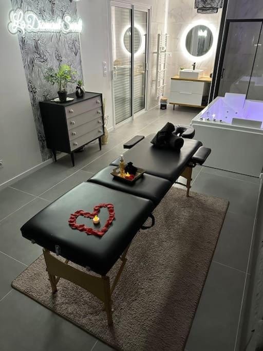 Massage, Spa and wellness centre/facilities