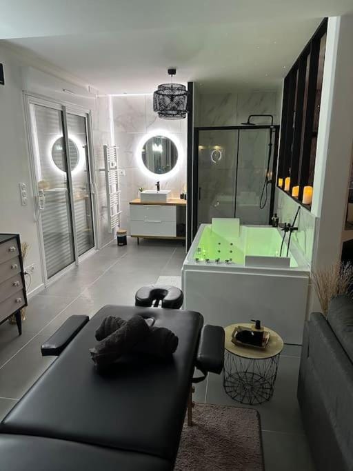 Bathroom, Bath, towels