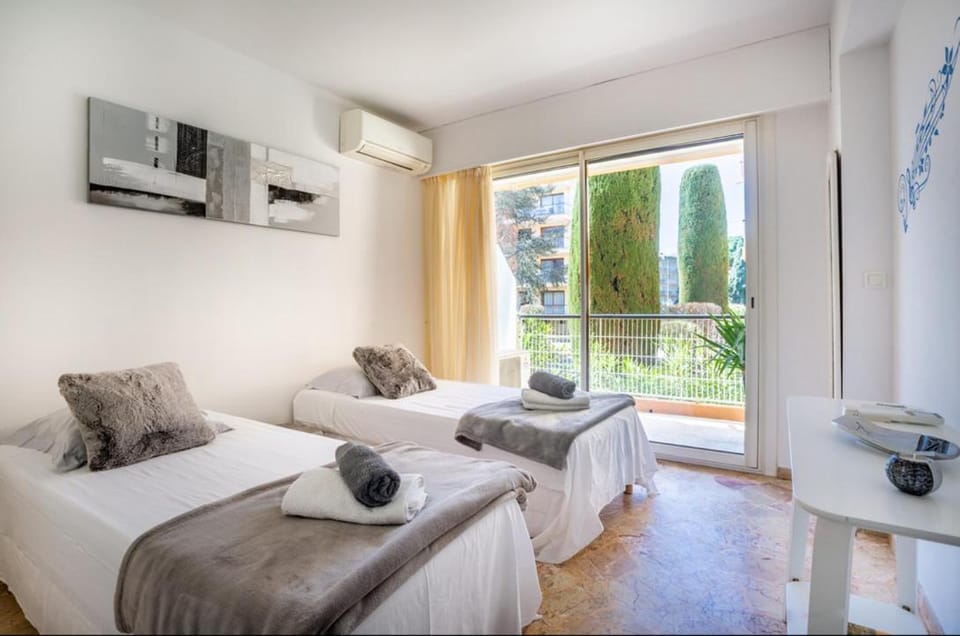 Bed, Photo of the whole room, Bedroom, air conditioner