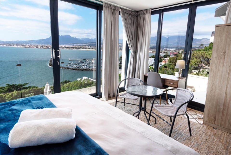 Bedroom, Mountain view, Sea view