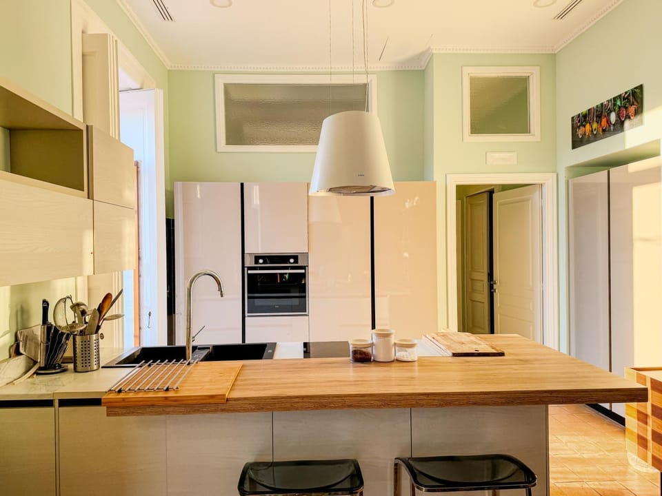 Kitchen or kitchenette, Communal kitchen, pet friendly, stove