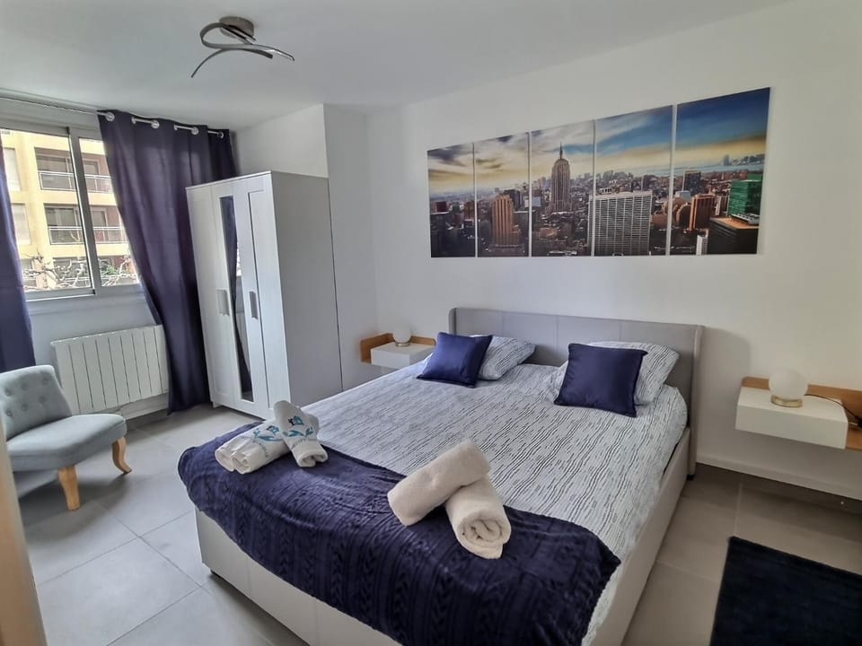 Bed, Photo of the whole room, Bedroom, towels