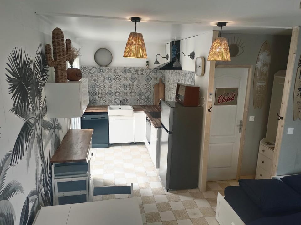 Kitchen or kitchenette, Dining area, minibar, pet friendly, stove