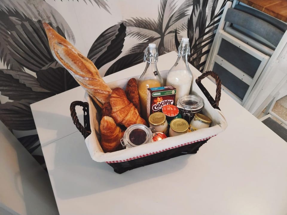Coffee/tea facilities, Food and drinks, Food, Breakfast, Continental breakfast, Drinks