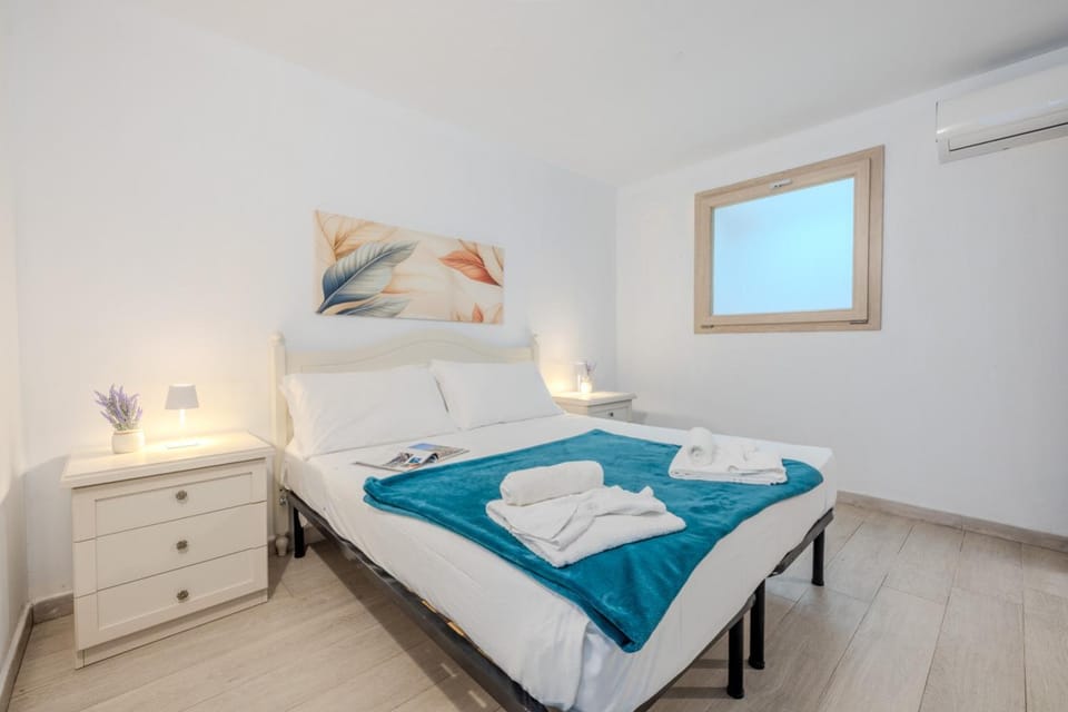 Bed, Bedroom, towels, air conditioner