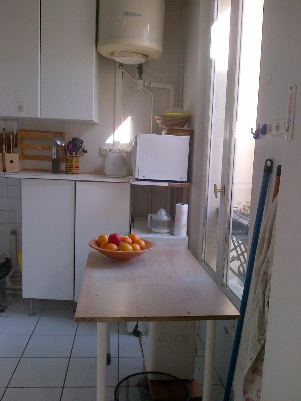 Kitchen or kitchenette, Food and drinks, Dining area, Food, oven, stove