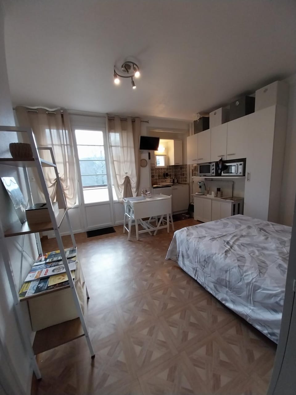 Kitchen or kitchenette, Dining area, minibar, pet friendly, stove