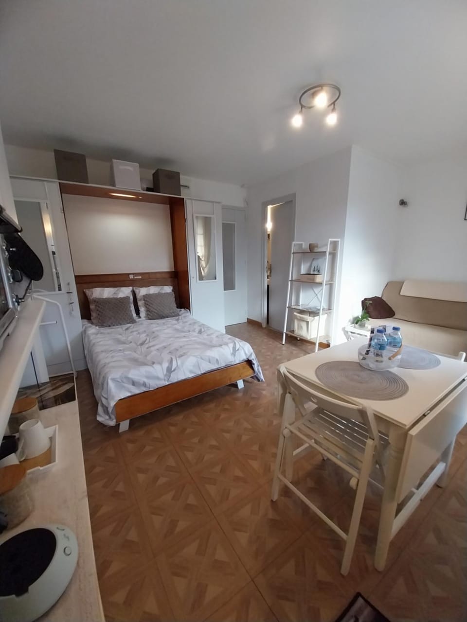 Bed, Seating area