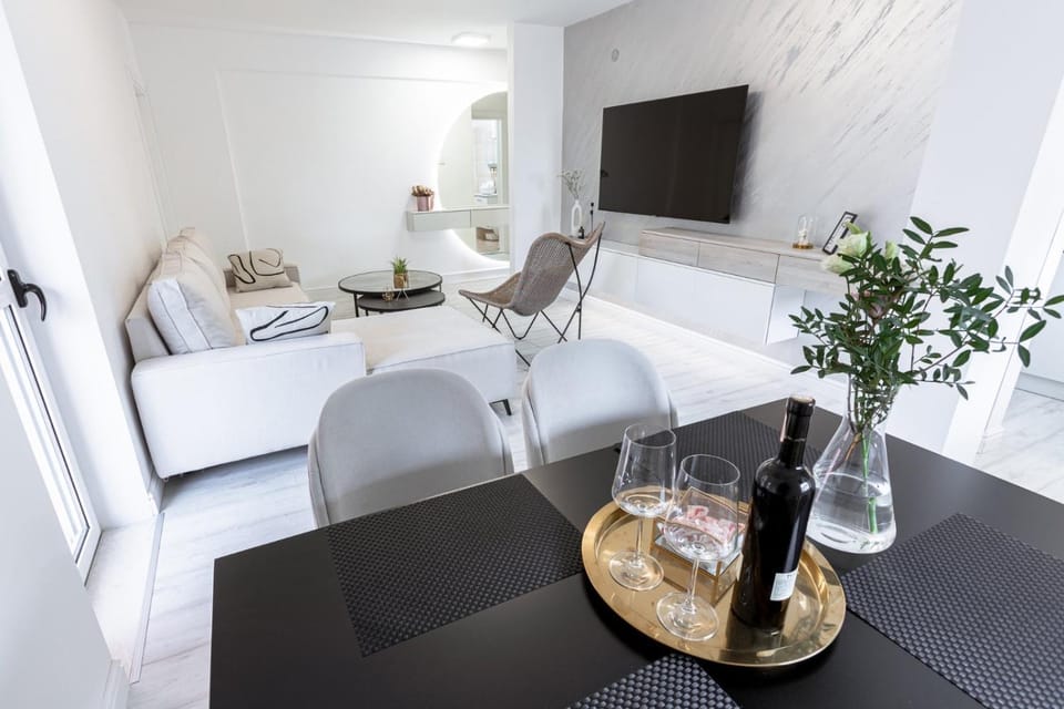 Communal lounge/ TV room, TV and multimedia, Living room, Food and drinks, Photo of the whole room, Seating area, Dining area