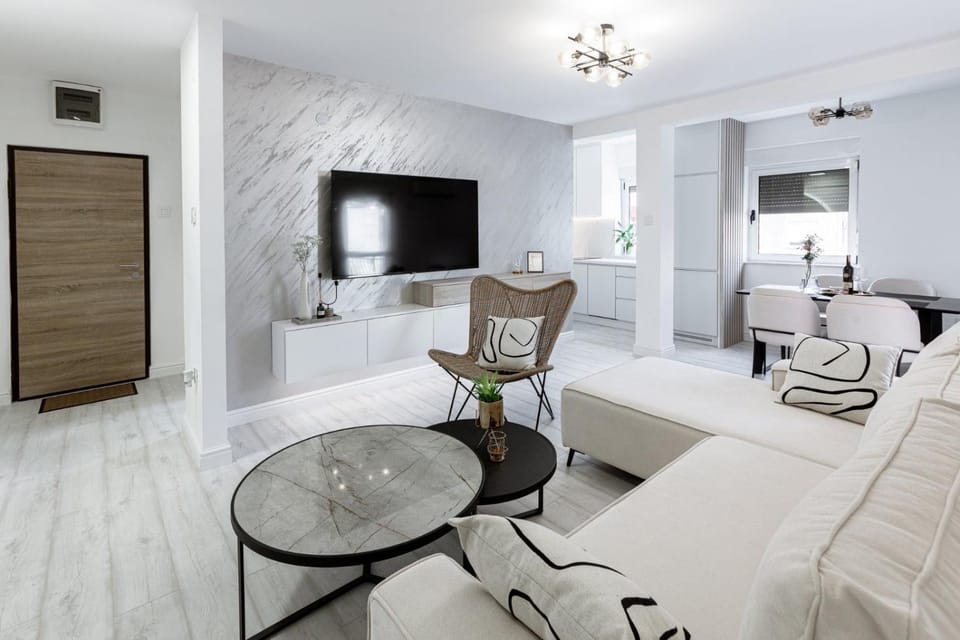 TV and multimedia, Living room, Photo of the whole room, Seating area, Dining area
