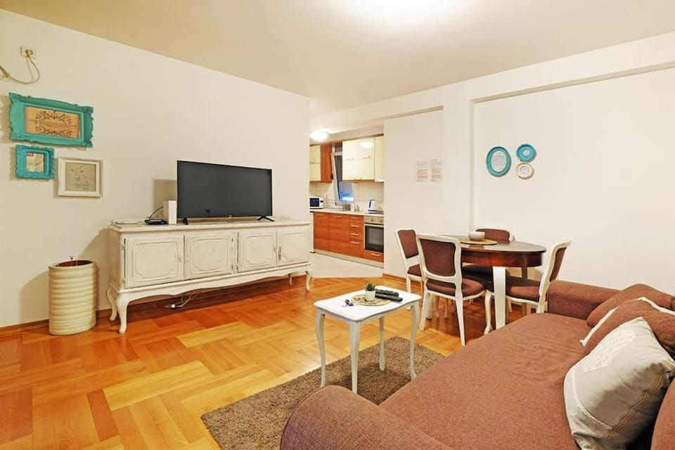 Communal lounge/ TV room, TV and multimedia, Living room, Seating area, Dining area