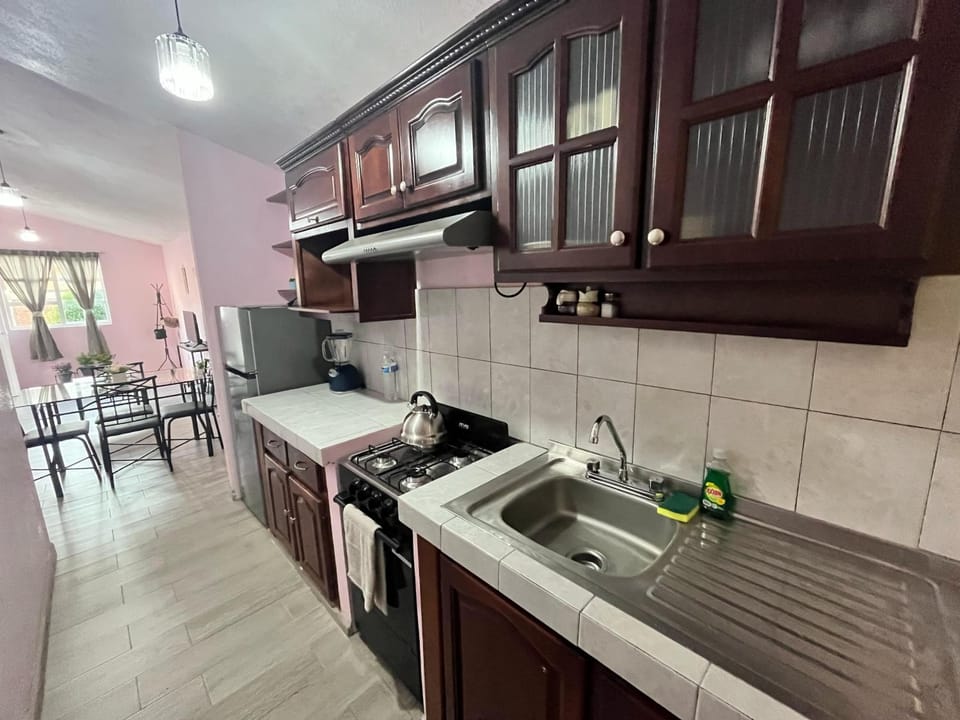 Kitchen or kitchenette, Dining area, minibar, pet friendly