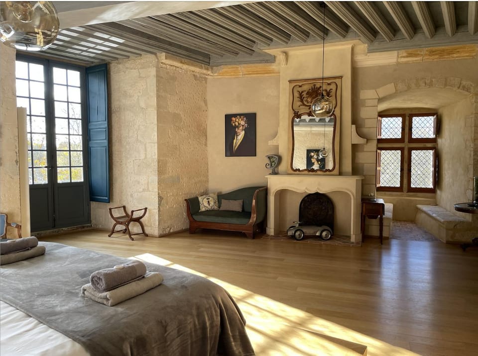 Château de Meauce, Chambre Isabeau de Sully Bed and Breakfast in Bourgogne-Franche-Comté