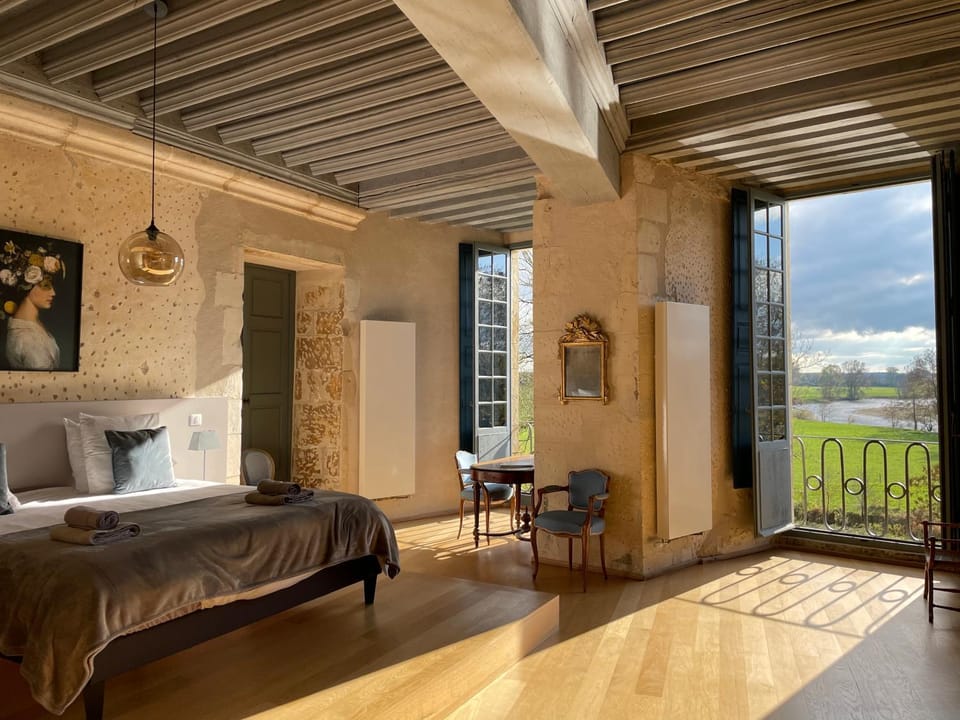 Château de Meauce, Chambre Isabeau de Sully Bed and Breakfast in Bourgogne-Franche-Comté