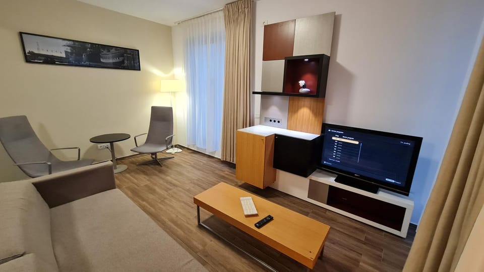 Communal lounge/ TV room, TV and multimedia, Living room, Seating area, Evening entertainment