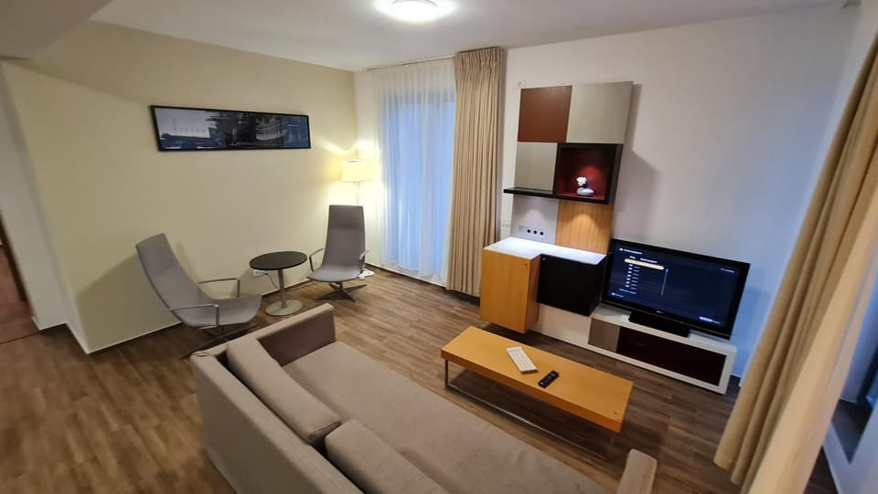 Communal lounge/ TV room, TV and multimedia, Living room, Seating area, Evening entertainment, hair dresser