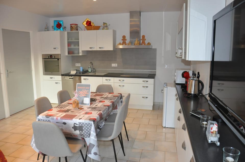 TV and multimedia, Coffee/tea facilities, Kitchen or kitchenette, Dining area, dishwasher, oven, stove, toaster