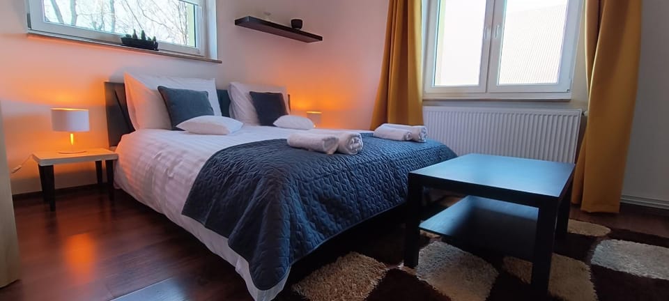 Bed, Photo of the whole room, Seating area, Bedroom, towels