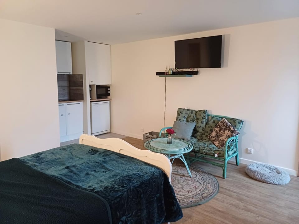 un petit studio moderne et conviviale Bed and Breakfast in Normandy