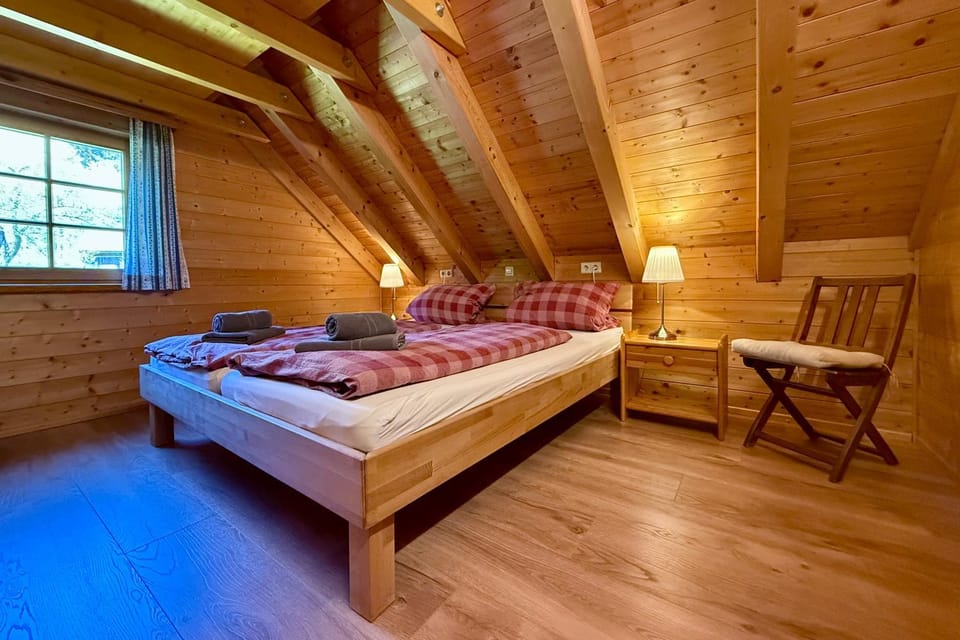 Photo of the whole room, Bedroom, furniture