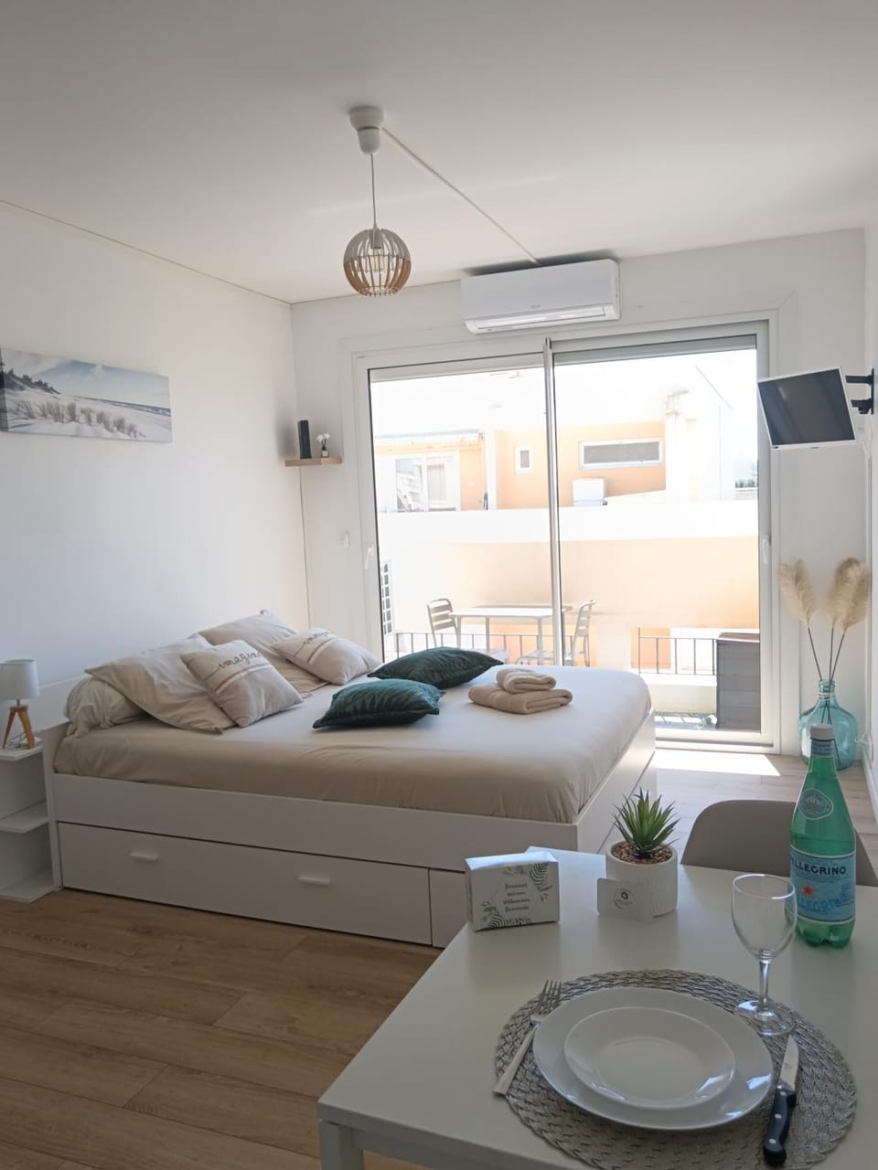 Bed, Dining area, towels, air conditioner