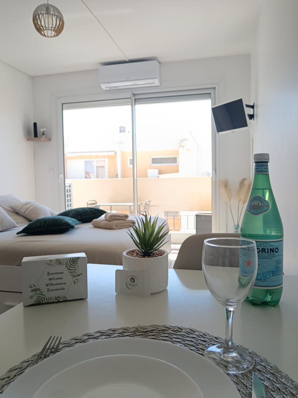 Bed, Seating area, Dining area, Bedroom, air conditioner