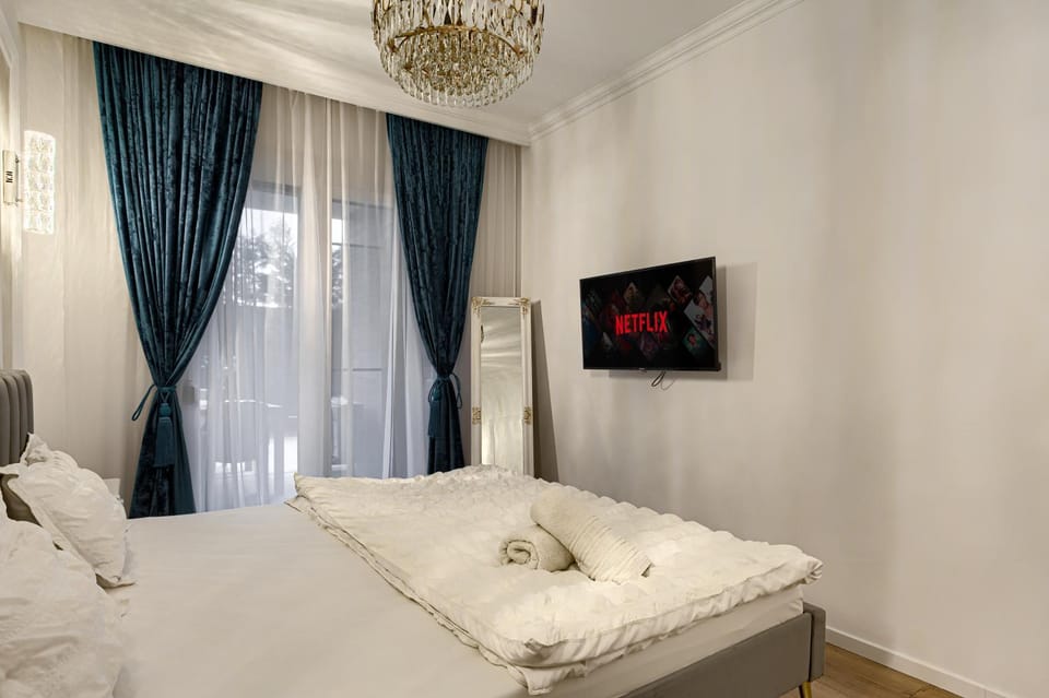 Bed, TV and multimedia, Bedroom