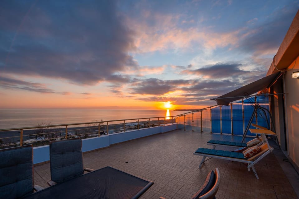 Day, Natural landscape, View (from property/room), Balcony/Terrace, Living room, Seating area, Sea view, Sunrise, Sunset, sunbed