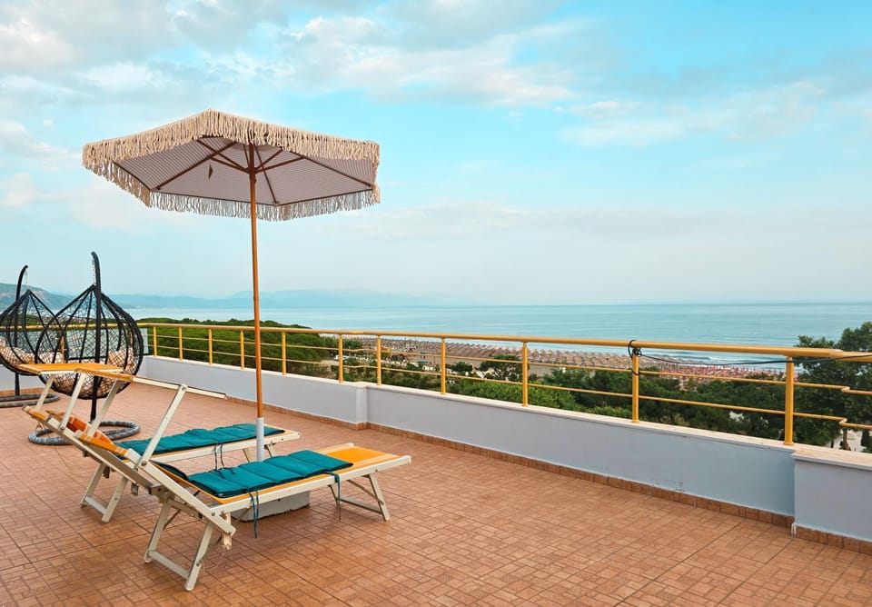 Patio, Day, Natural landscape, View (from property/room), Balcony/Terrace, Beach, Sea view, sunbed