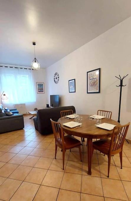 Le calme au centre-ville dans une cour intérieure, avec place de parking privée Apartment in Dieppe