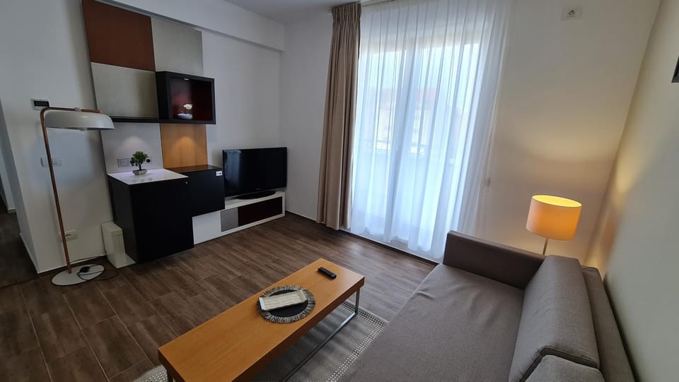 Communal lounge/ TV room, TV and multimedia, Living room, Photo of the whole room, Seating area, Dining area, Evening entertainment