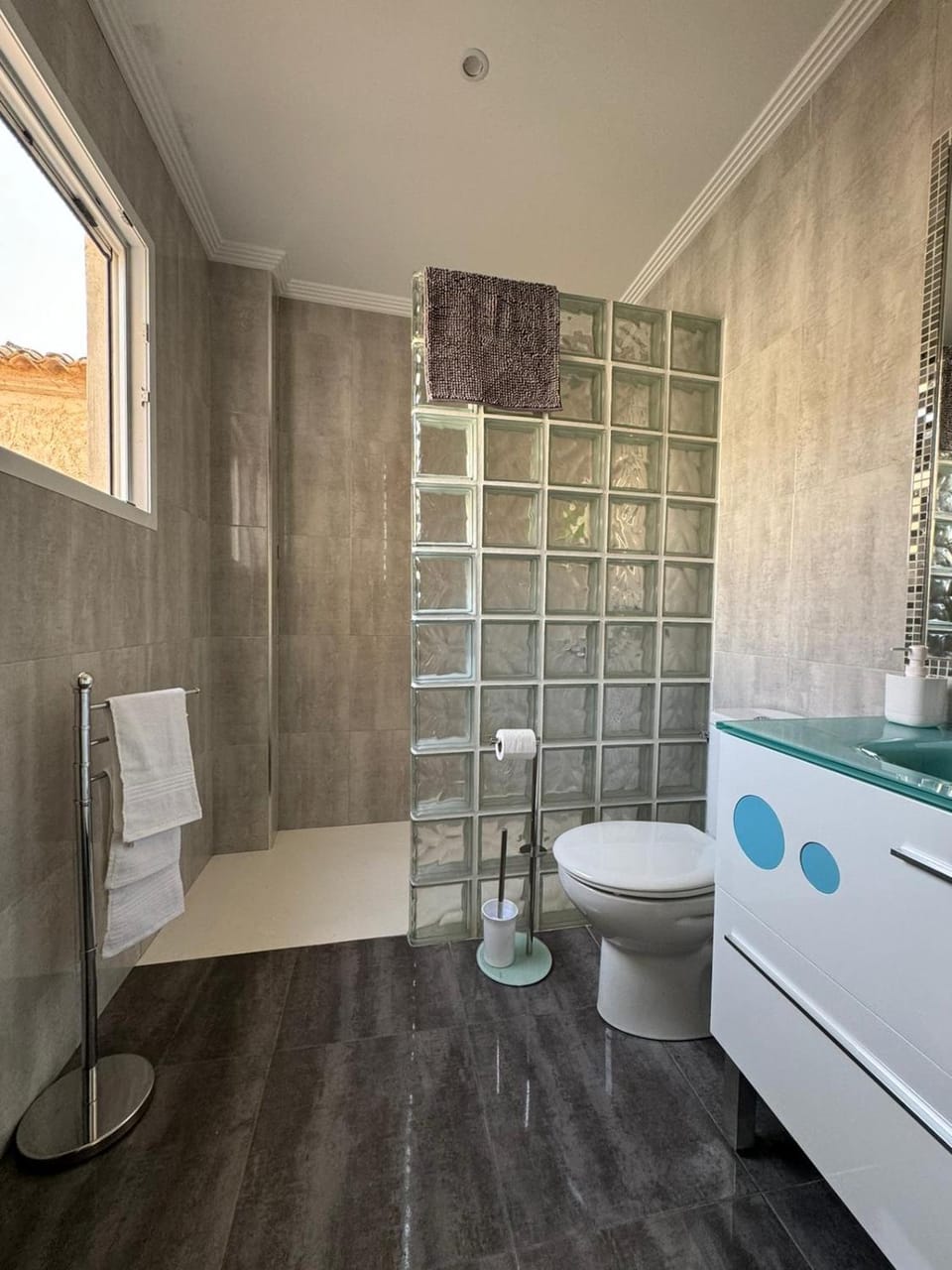 Shower, Toilet, Bathroom, towels