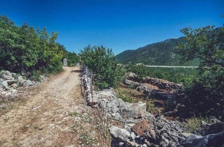 Robinson Haus Ivan No Electricity Chalet in Split-Dalmatia County