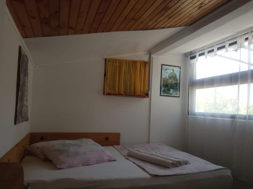 Robinson Haus Ivan No Electricity Chalet in Split-Dalmatia County
