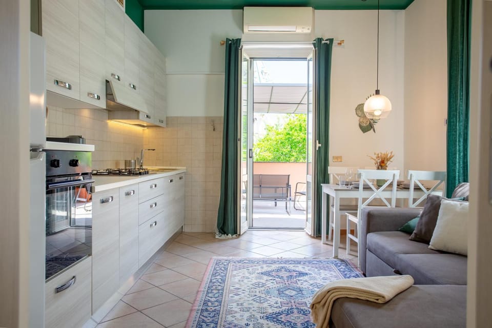 Kitchen or kitchenette, Living room, Dining area, pet friendly