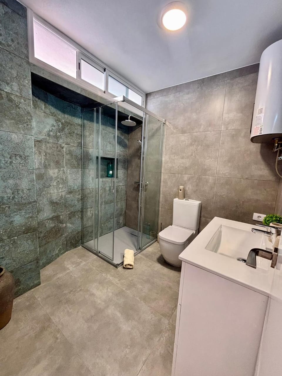 Toilet, Bathroom, towels