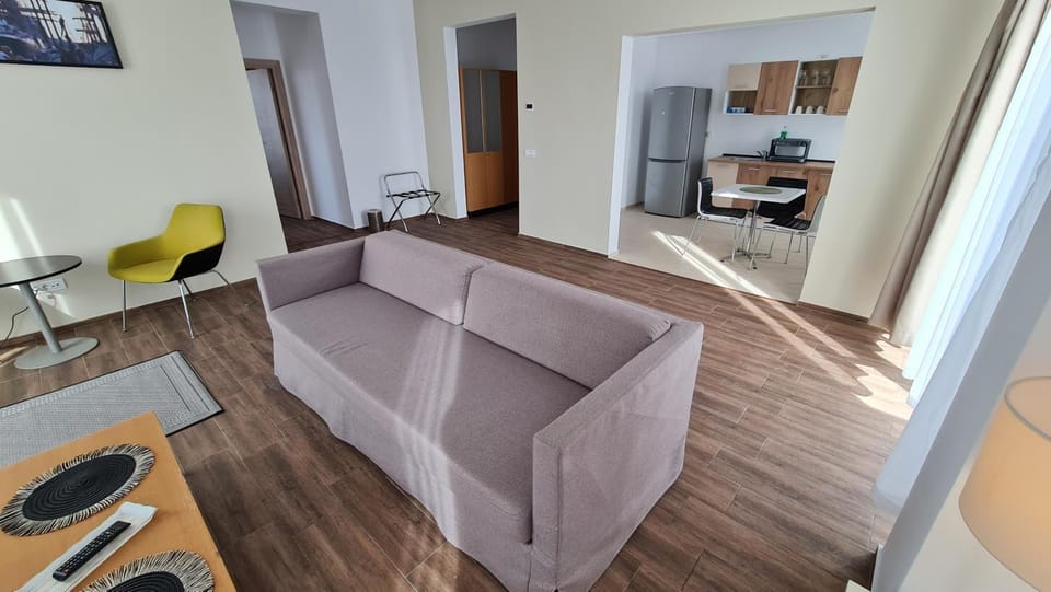TV and multimedia, Kitchen or kitchenette, Living room, Seating area, Dining area