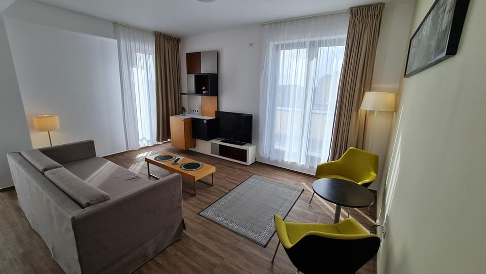 Communal lounge/ TV room, TV and multimedia, Living room, Seating area, Evening entertainment
