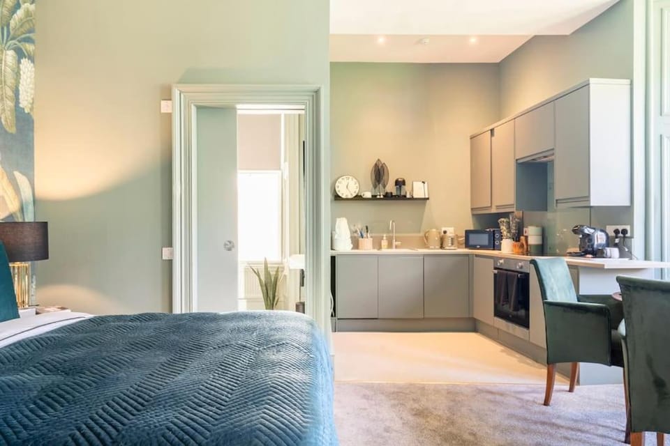 Bed, Coffee/tea facilities, Kitchen or kitchenette, Dining area, Bedroom, minibar