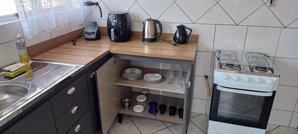 Coffee/tea facilities, Kitchen or kitchenette, stove, toaster