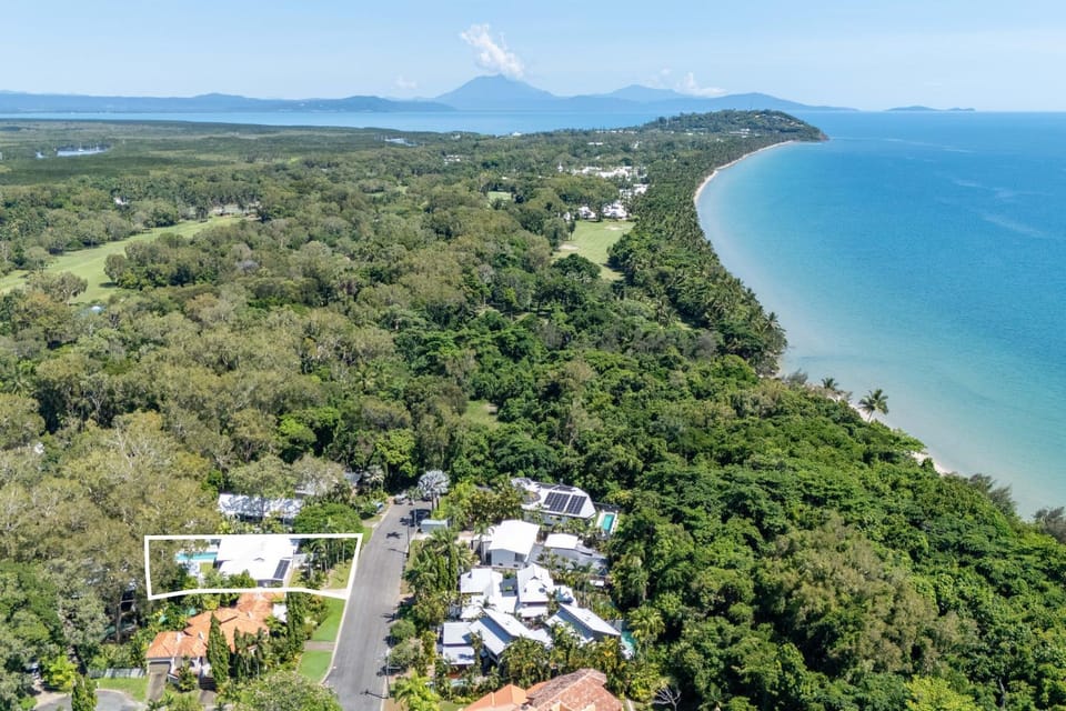 Tropical Home by the Beach House in Port Douglas
