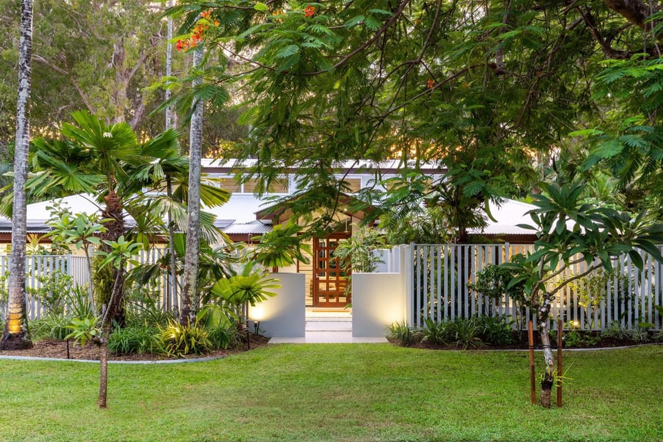 Tropical Home by the Beach House in Port Douglas