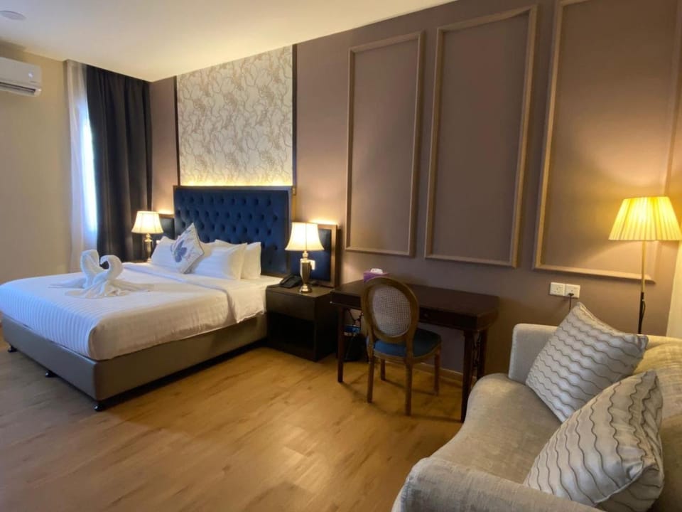 Bed, Photo of the whole room, Seating area, Bedroom