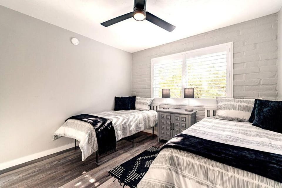 Alegria Corner - Charming dog-friendly, 2BR-1BA with Pool, Mountain Views Apartment in Tucson
